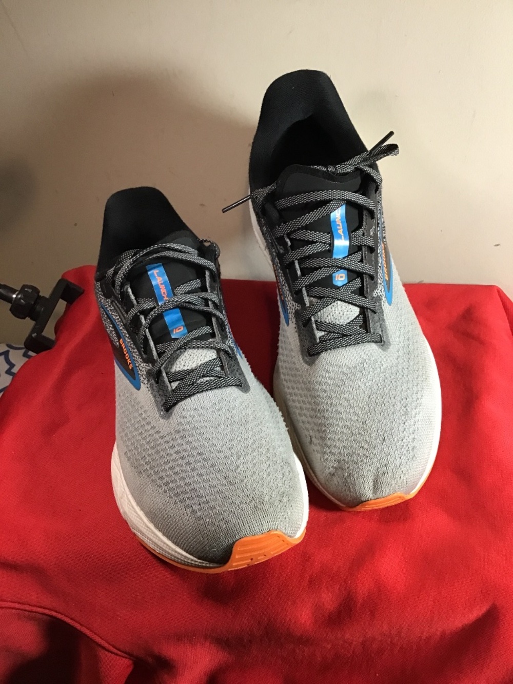 🔥Brooks men’s Launch 10, size 9.5, pre-owned, see photos, has 1 small frail 🔥